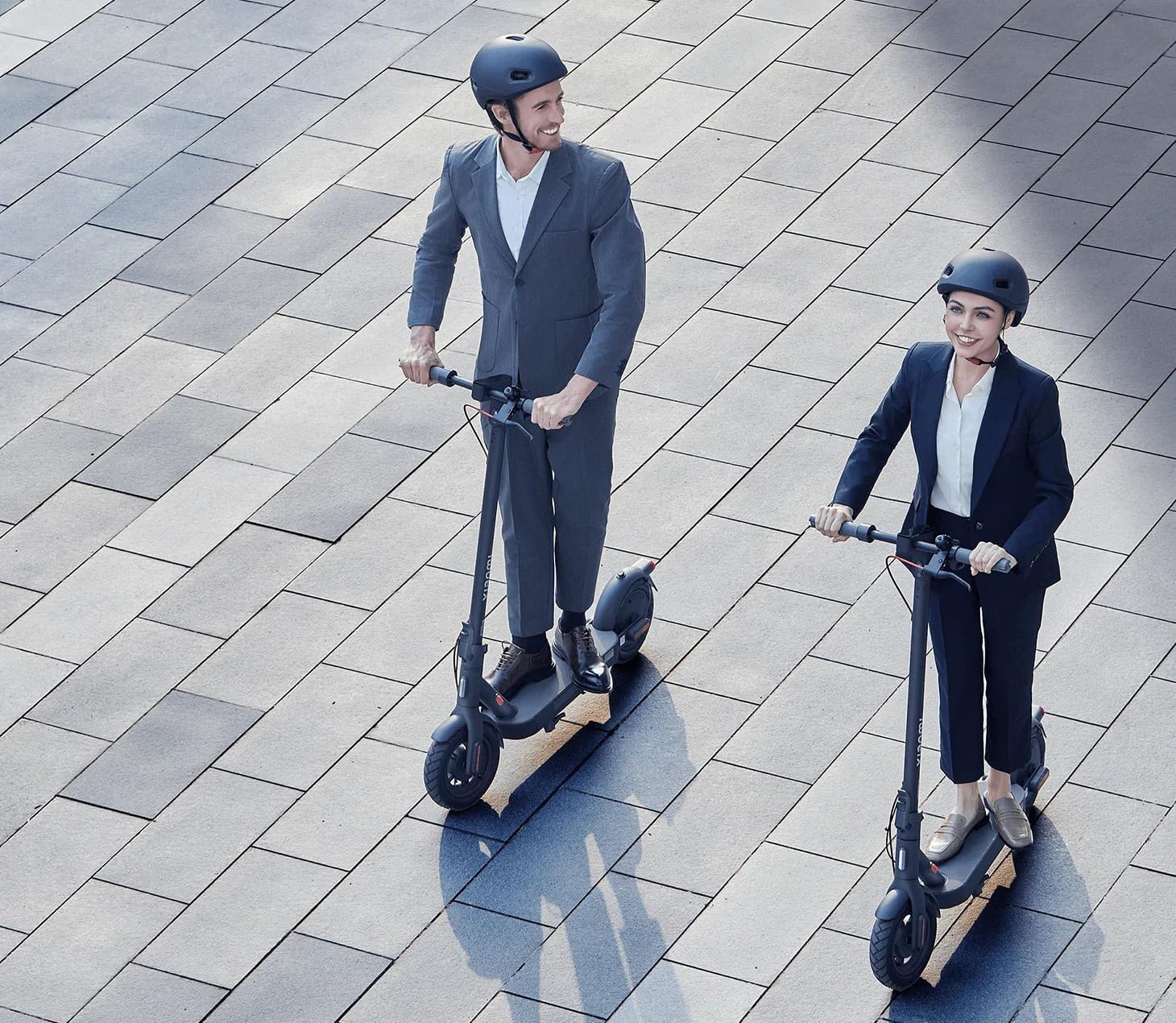 سكوتر شاومي الكهربائي ٤ برو (الجيل الثاني)، مدى ٦٠ كم فائق السرعة، سرعة قصوى ٢٥ كم/ساعة، قوة قصوى ١٠٠٠ واط، ميل صعود ٢٢٪، فرامل أسطوانية أمامية وفرامل ABS خلفية، إطارات ١٠ بوصات عريضة سوداء