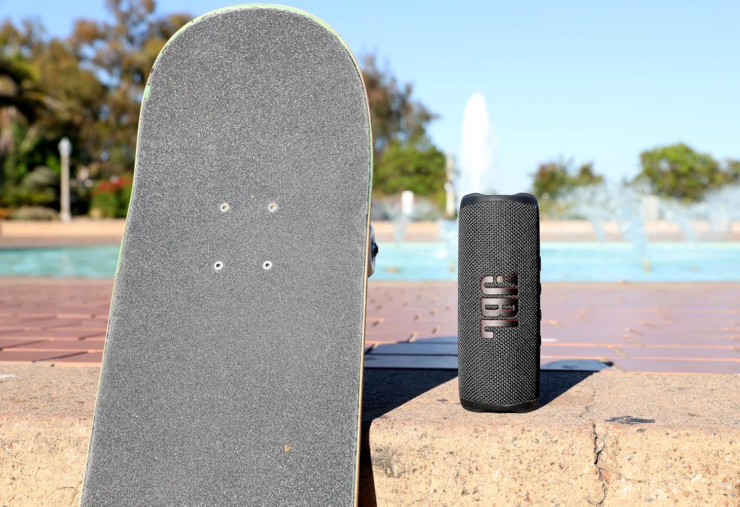 JBL Flip 6 - Portable Bluetooth Speaker, powerful sound and deep bass, IPX7 waterproof, 12 hours of playtime, JBL PartyBoost for multiple speaker pairing, for home, outdoor and travel (Grey)